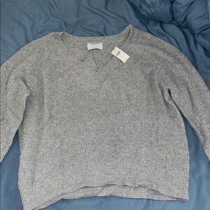 Old Navy Light Gray Ribbed V‑Neck Sweater